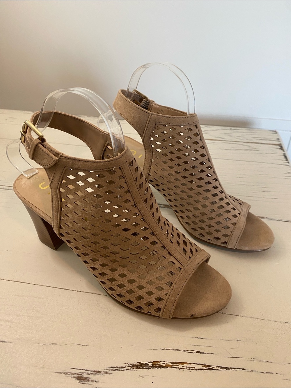 New! Unisas Ungaila Tan Perforated Open-Toe Block Heel Sandals 8.5